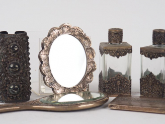 Vente aux enchères Cambodge,  Lot d'argenterie comprenant un face à main, un miroir, un b