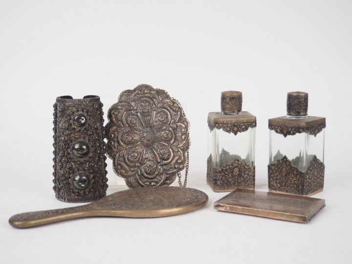 Cambodge,  Lot d'argenterie comprenant un face à main, un miroir, un b