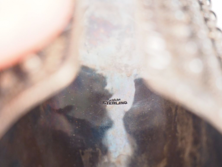 Cambodge,  Lot d'argenterie comprenant un face à main, un miroir, un b