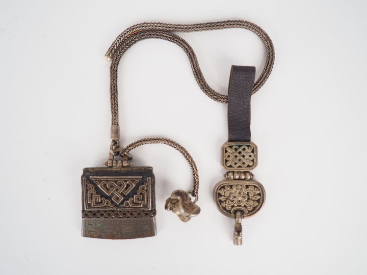 Grattoir et élément de ceinture en argent ciselé à décor de fleurs. Si