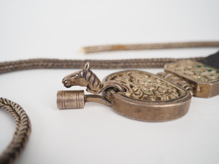 Grattoir et élément de ceinture en argent ciselé à décor de fleurs. Si