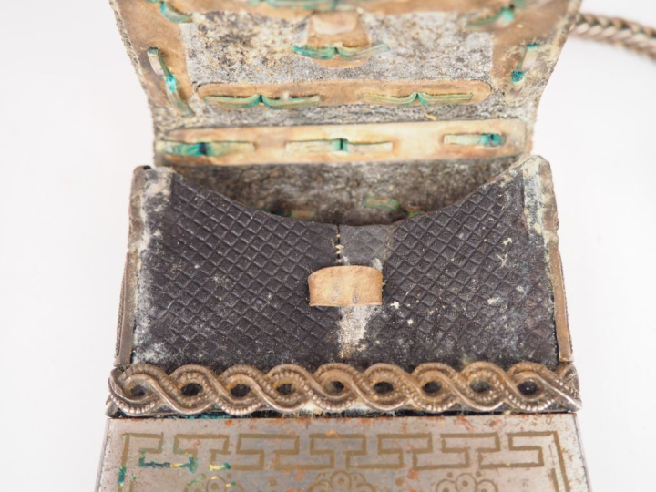 Grattoir et élément de ceinture en argent ciselé à décor de fleurs. Si