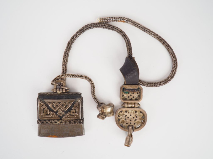 Grattoir et élément de ceinture en argent ciselé à décor de fleurs. Si