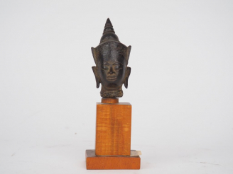 Vente aux enchères Tete de bouddha en bronze, école d'Ayutthaya. Siam, XVIIème siècle. H.