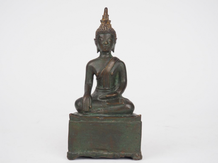 Laos, XVIIIe siècle,  Statuette en bronze à patine verte. H. 22,5 cm