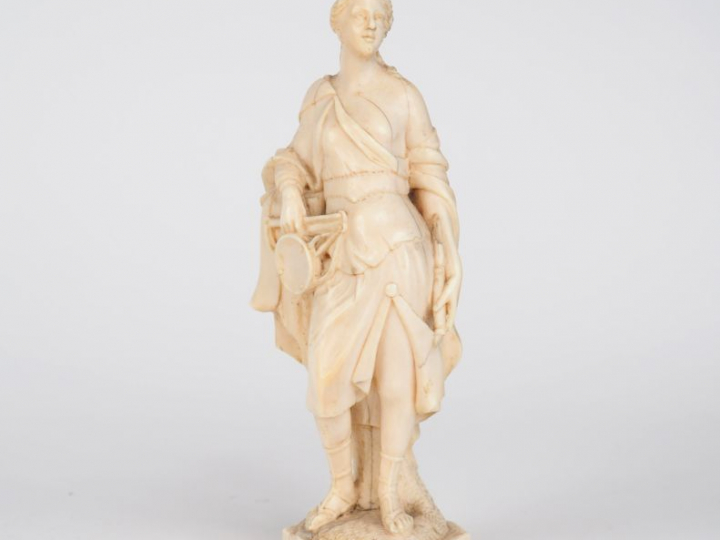 Sujet en ivoire de Dieppe XIXème "jeune musicienne couronnée" (petits 