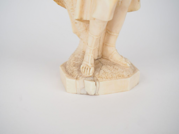 Sujet en ivoire de Dieppe XIXème "jeune musicienne couronnée" (petits 