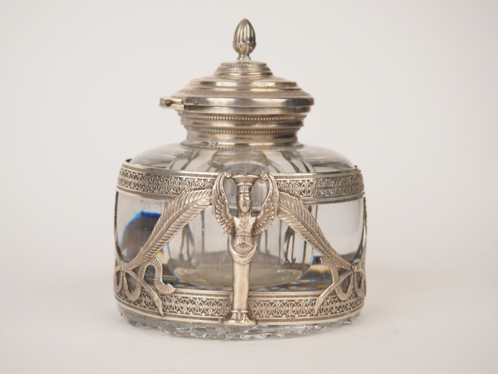 Encrier de style Empire en cristal. Monture en argent à décor de femme