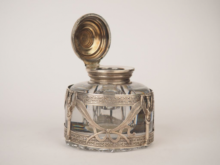 Encrier de style Empire en cristal. Monture en argent à décor de femme