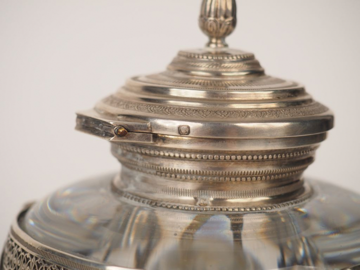 Encrier de style Empire en cristal. Monture en argent à décor de femme