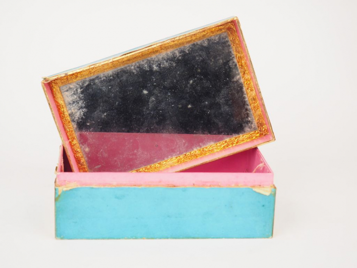 Boîte à bijoux Charles X en carton polychrome ornée d'une gravure repr