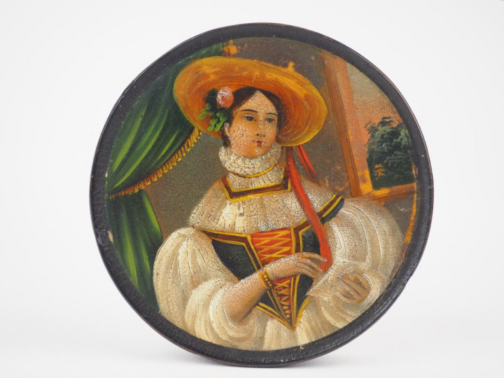 Boîte Restauration en bois laqué noir polychrome à décor d'une jeune f