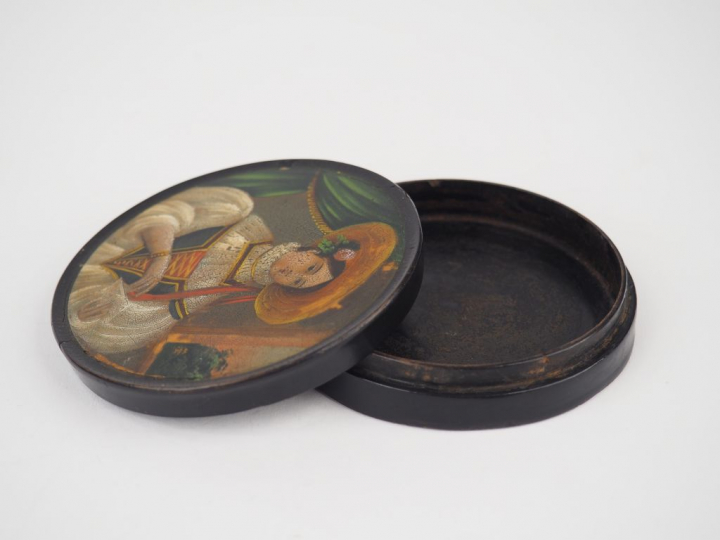 Boîte Restauration en bois laqué noir polychrome à décor d'une jeune f