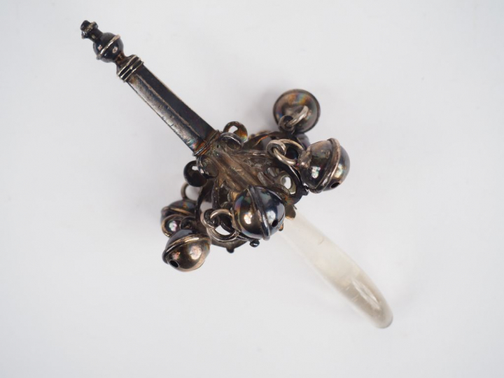 Hochet XVIIIème en cristal de roche et argent. H. 41 cm.