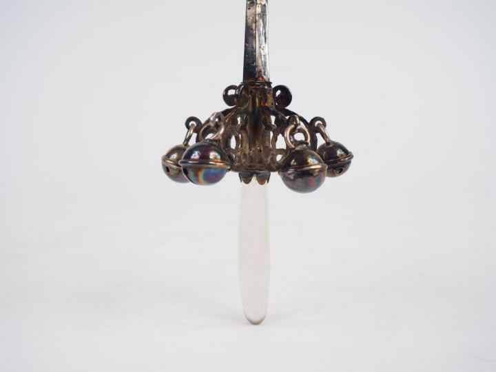 Hochet XVIIIème en cristal de roche et argent. H. 41 cm.