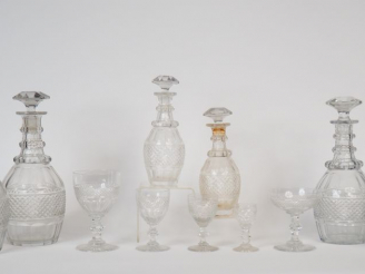 Vente aux enchères Partie de service de verres en cristal à décor de croisillons. Compren