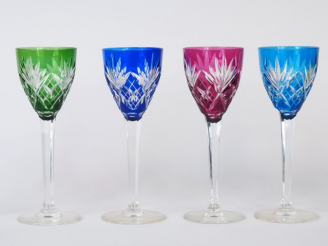 Vente aux enchères ST-LOUIS. Suite de 6 verres à vin du rhin en cristal taillé bicolore. 