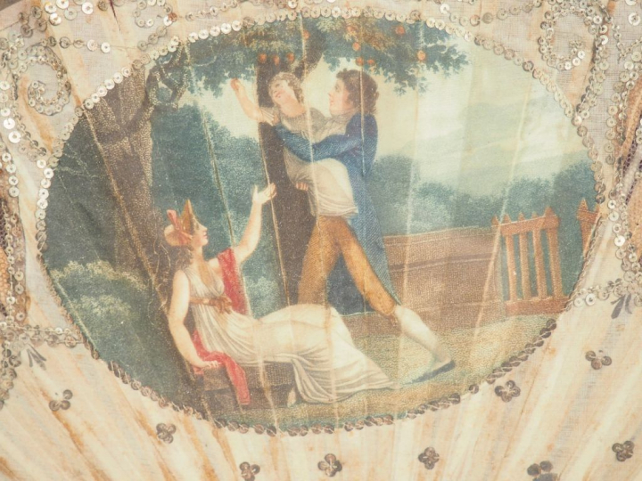 Eventail à feuilles pliées Directoire en ivoire, écaille blonde et soi