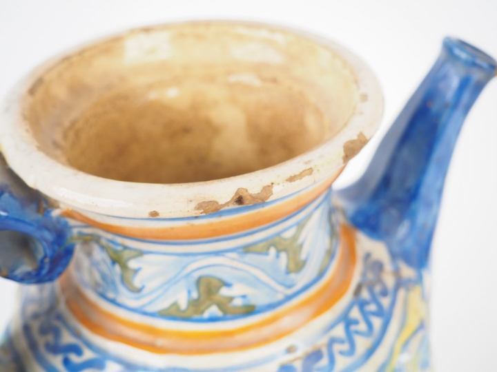 Pichet XIXème en faïence italienne à décor d'un portrait dans un réser