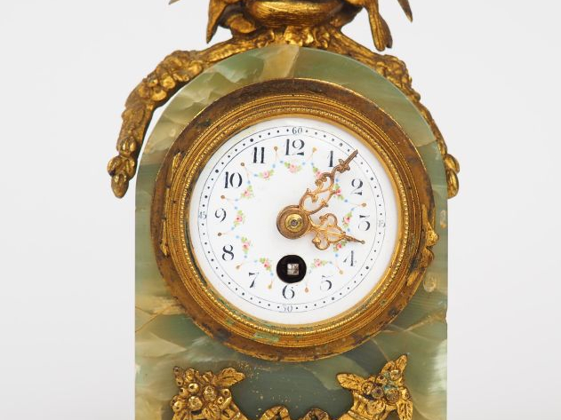 Pendulette de style Louis XVI en onyx vert et bronze doré. Décor de co