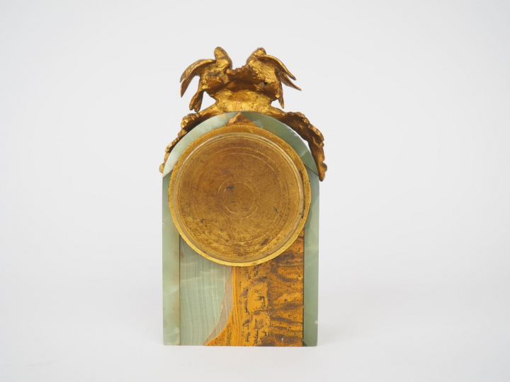 Pendulette de style Louis XVI en onyx vert et bronze doré. Décor de co
