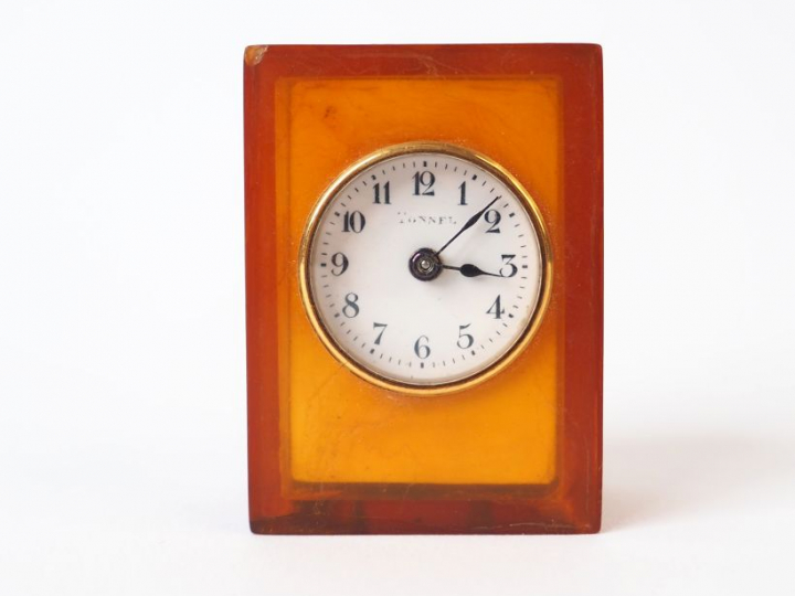 Pendulette fin XIXème  en écaille blonde ornée d'un monogramme en or. 