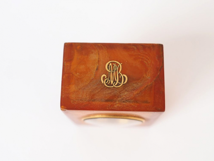 Pendulette fin XIXème  en écaille blonde ornée d'un monogramme en or. 