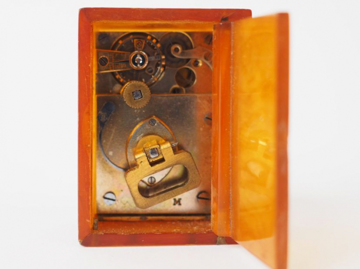 Pendulette fin XIXème  en écaille blonde ornée d'un monogramme en or. 