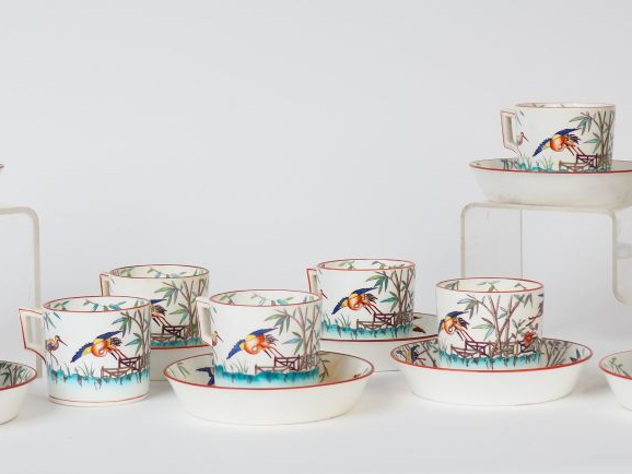 Suite de 9 tasses et sous-tasses en Minton, décor polychrome japonisan