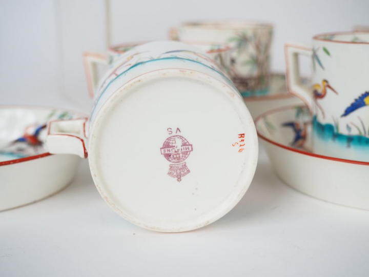 Suite de 9 tasses et sous-tasses en Minton, décor polychrome japonisan
