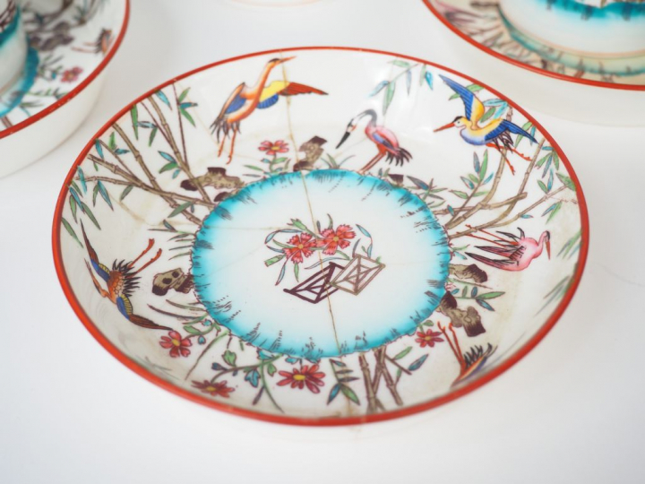 Suite de 9 tasses et sous-tasses en Minton, décor polychrome japonisan