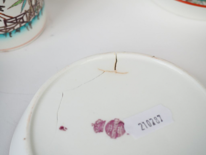 Suite de 9 tasses et sous-tasses en Minton, décor polychrome japonisan