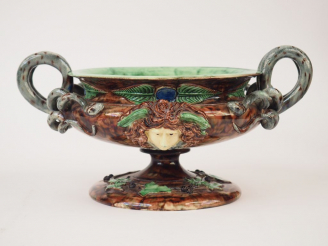 Vente aux enchères Coupe XIXème en barbotine polychrome à décor en relief de marscarons. 