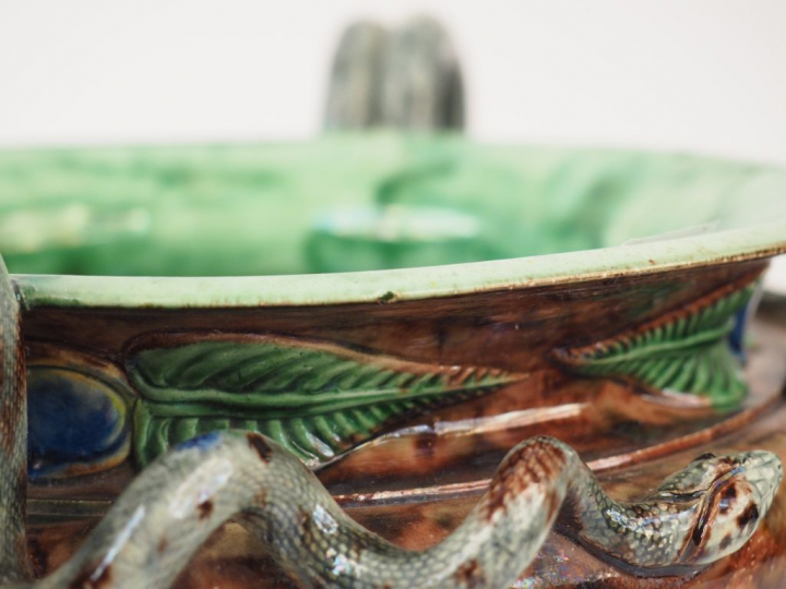 Coupe XIXème en barbotine polychrome à décor en relief de marscarons. 