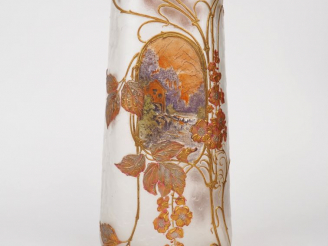 Vente aux enchères MONTJOIE ST DENIS. Vase en cristal gravé, décor en relief émaillé et d