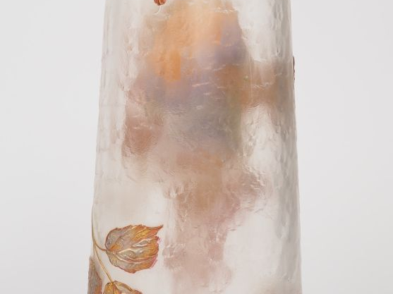 MONTJOIE ST DENIS. Vase en cristal gravé, décor en relief émaillé et d