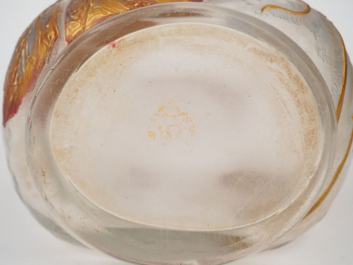 MONTJOIE ST DENIS. Vase en cristal gravé, décor en relief émaillé et d