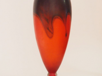 Vente aux enchères SCHNEIDER. Vase ovoïde Art Déco sur piédouche en verre orangé, rouge e