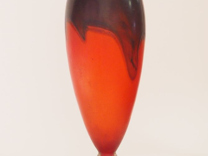 SCHNEIDER. Vase ovoïde Art Déco sur piédouche en verre orangé, rouge e