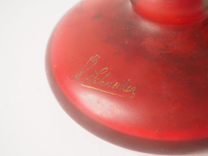 SCHNEIDER. Vase ovoïde Art Déco sur piédouche en verre orangé, rouge e