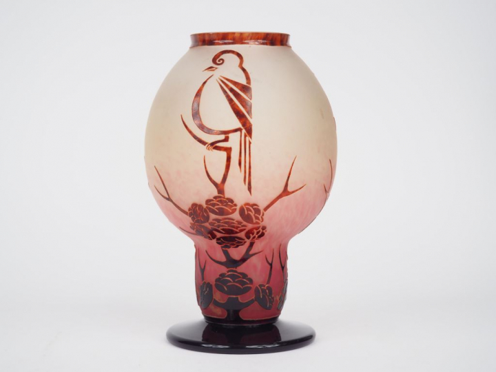 LE VERRE FRANCAIS.  Vase aux Pinsons en verre à décor dégagé à l'acide