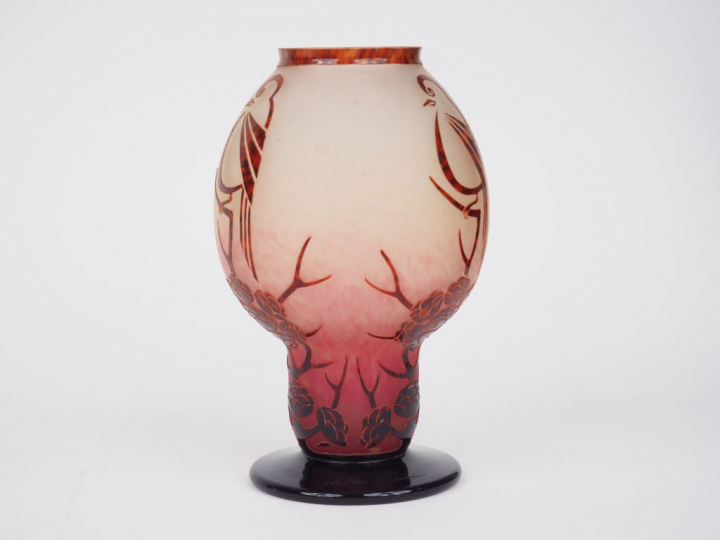 LE VERRE FRANCAIS.  Vase aux Pinsons en verre à décor dégagé à l'acide