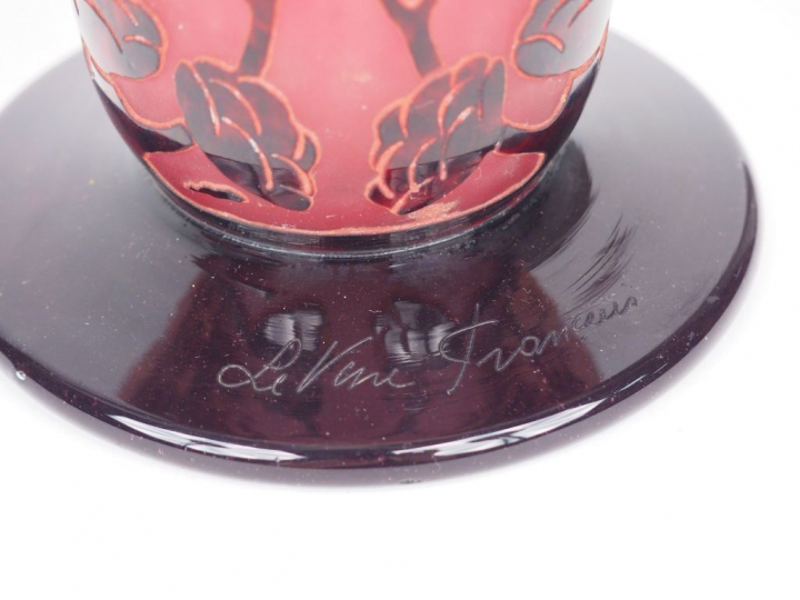 LE VERRE FRANCAIS.  Vase aux Pinsons en verre à décor dégagé à l'acide