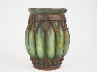Vente aux enchères DAUM ET MAJORELLE.  Vase balustre en verre jaspé soufflé vert pailleté
