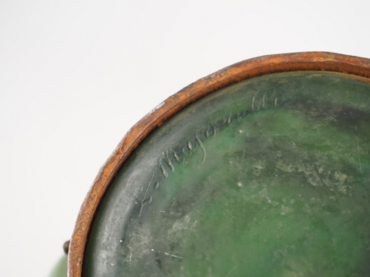 DAUM ET MAJORELLE.  Vase balustre en verre jaspé soufflé vert pailleté