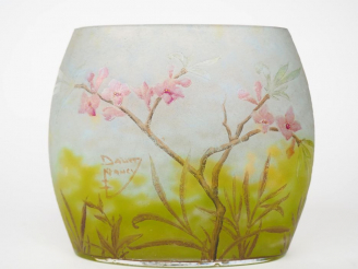 Vente aux enchères DAUM. Vase en verre à décor émaillé de fleurs mauves et de feuillage s