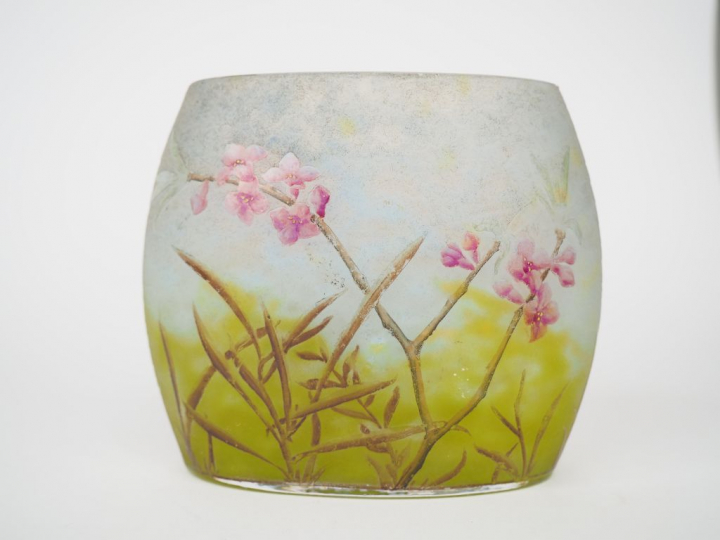 DAUM. Vase en verre à décor émaillé de fleurs mauves et de feuillage s