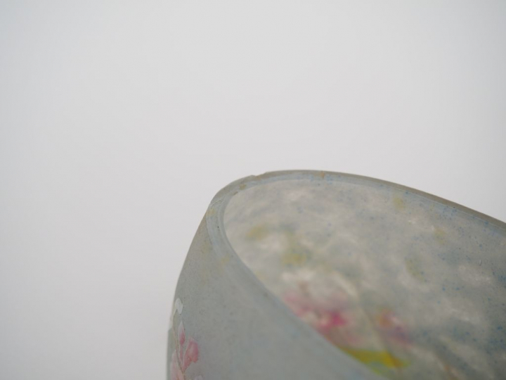 DAUM. Vase en verre à décor émaillé de fleurs mauves et de feuillage s