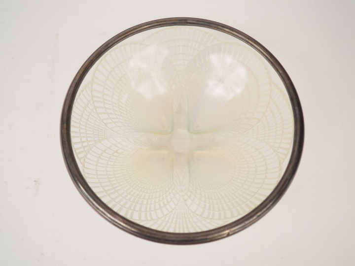 R. LALIQUE. Coupe "coquille" en verre en partie opalescent. Signée et 