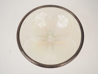 Vente aux enchères R. LALIQUE. Coupe "coquille" en verre en partie opalescent. Signée et 